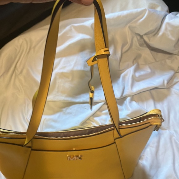 Yellow medium size MK tote bag. Gold details . Used. Great condition. - Picture 4 of 6